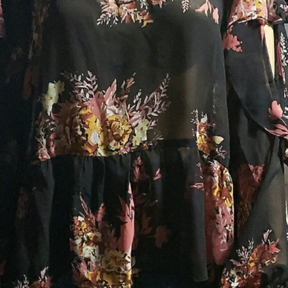Halogen Chiffon Dark Floral Blouse w/"Cold Arm" Ruffled Sleeve size Halogen 1 - Picture 4 of 8